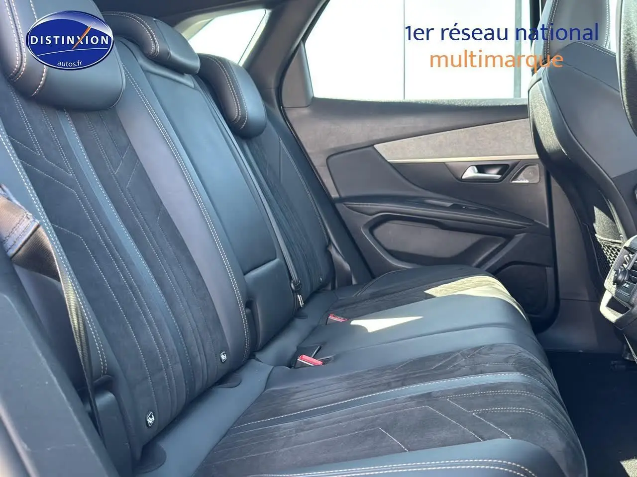 Vue côté droit de la banquette arrière en cuir noir et alcantara du Peugeot 3008 2022 finition GT Pack.