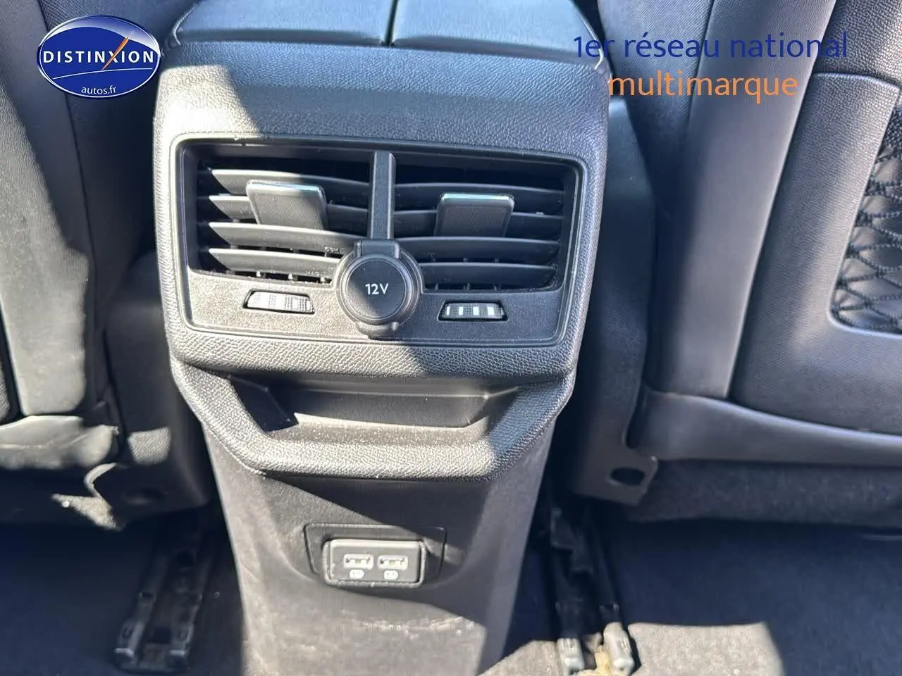 Prise 12V et ports USB arrière du Peugeot 3008 noir métal, vue centrée sur la console arrière entre les sièges.