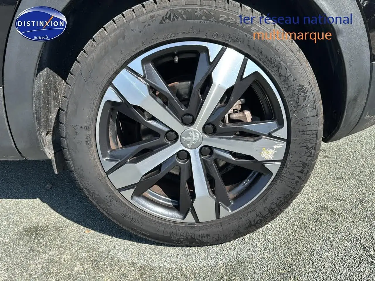 Gros plan sur la jante alu au design moderne du côté avant droit d'un Peugeot 3008 noir métal 2022.