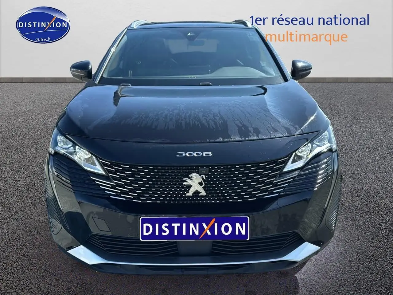 Vue frontale d'un Peugeot 3008 noir métal 2022 avec calandre distinctive et phares LED marqués.