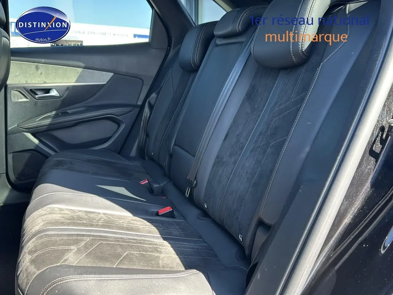 Banquette arrière en cuir noir avec surpiqûres blanches du Peugeot 3008 vue côté droit portes ouvertes.