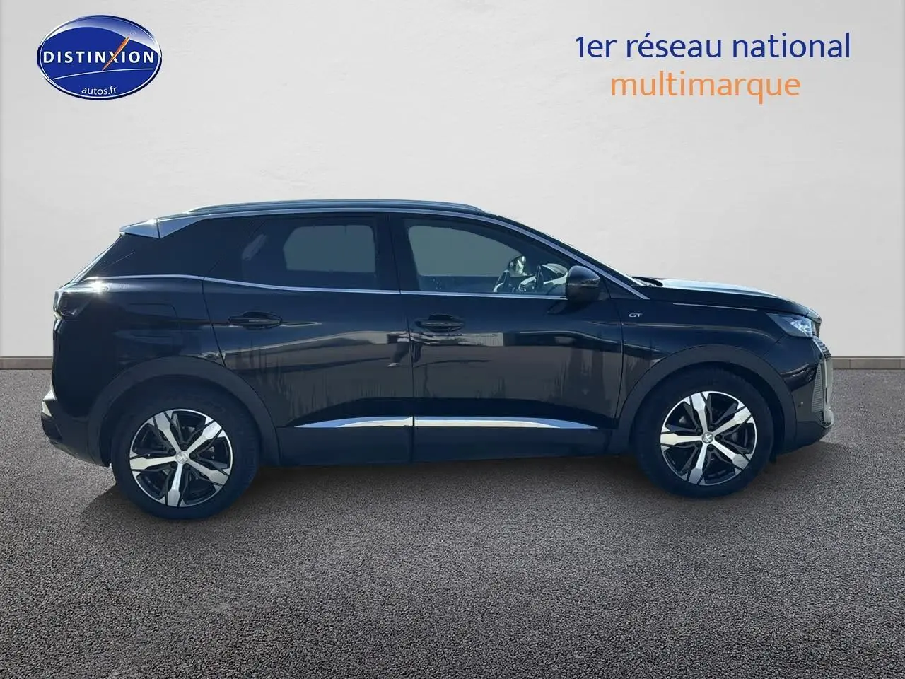 Profil côté gauche d'un Peugeot 3008 noir métal 2022 GT Pack avec jantes alliage et vitres surteintées.