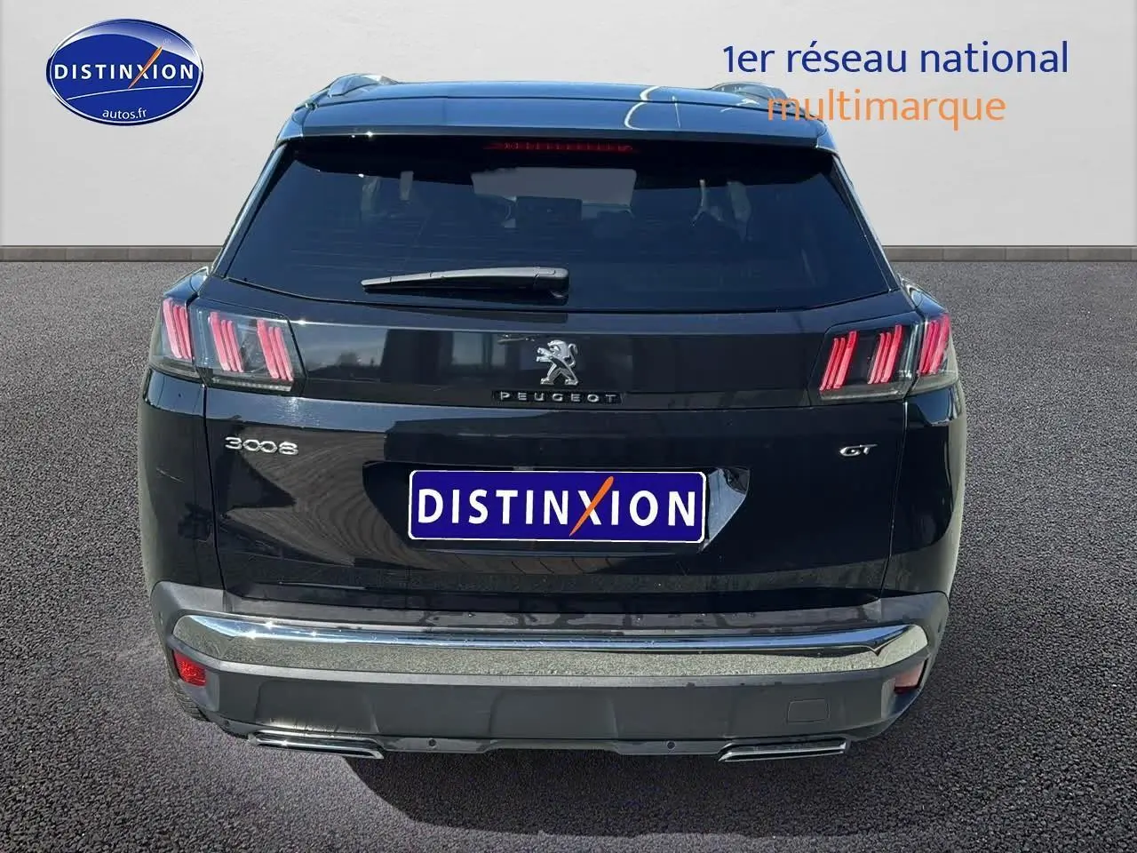 Vue arrière d'un Peugeot 3008 GT noir métal avec feux arrière à LED et double sortie d'échappement chromée.