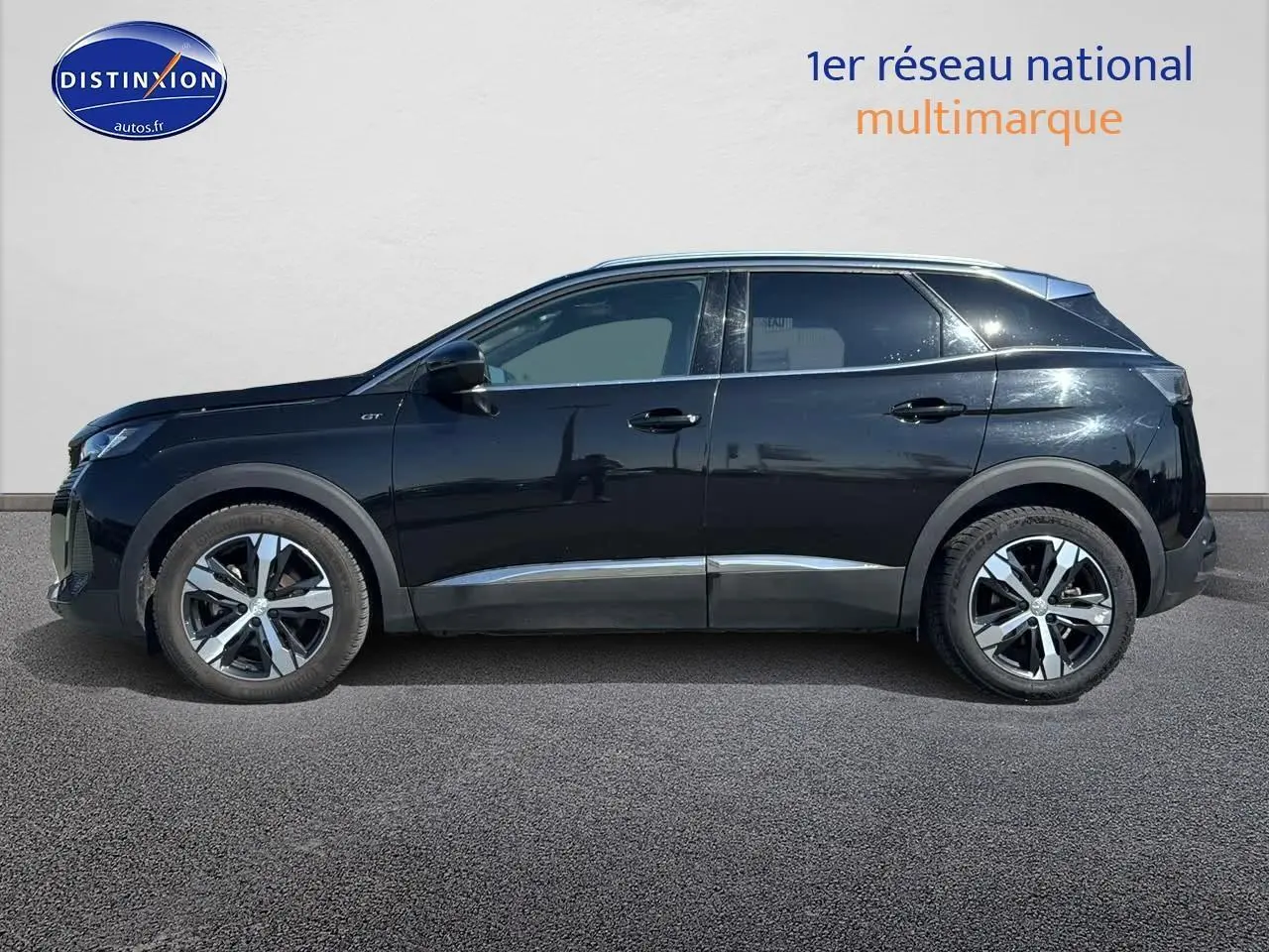 Profil droit du Peugeot 3008 GT Pack noir métal 2022 avec jantes alliage et détails chromés sur fond neutre.