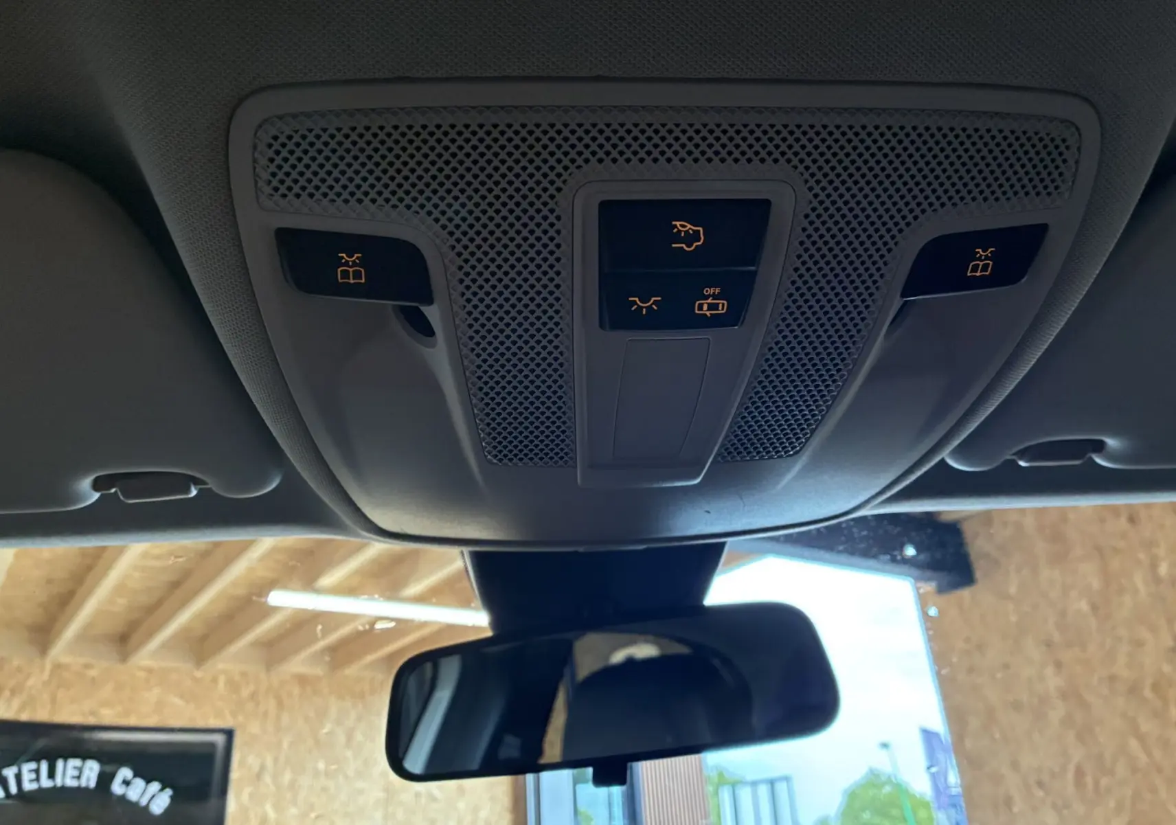 Vue intérieure du plafonnier et rétroviseur d'une Mercedes Classe A 200D blanche de 2016, avec commandes éclairage activées.