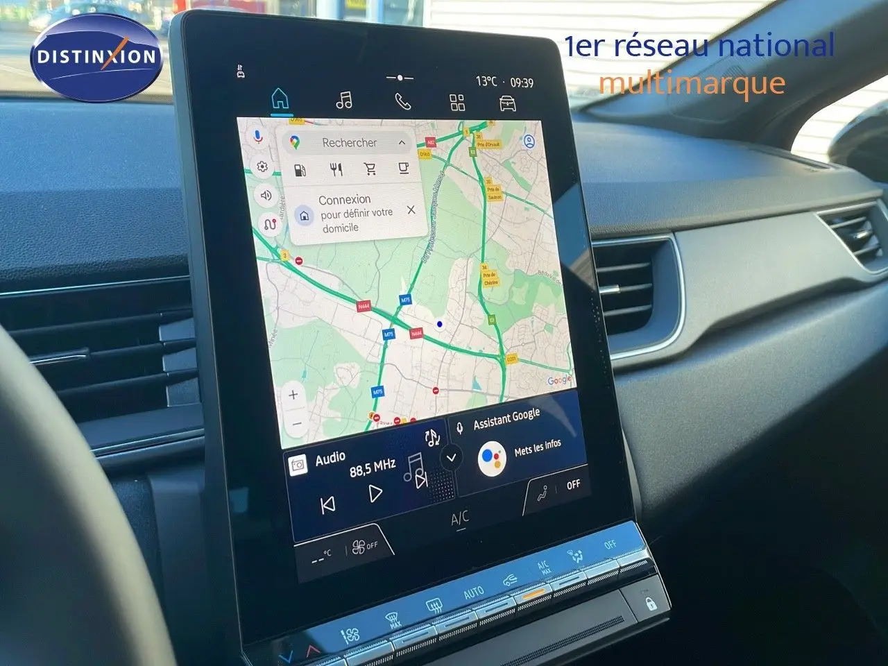 Écran tactile central affichant la navigation et la radio dans l’habitacle du Renault Captur bleu Iron Metal 2025.