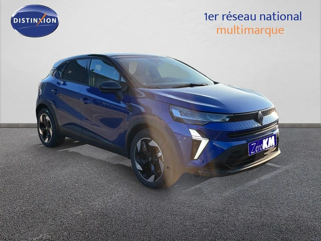 Renault Captur E-Tech hybride bleu iron métal avec toit noir, vue 3/4 avant droit sur fond neutre.