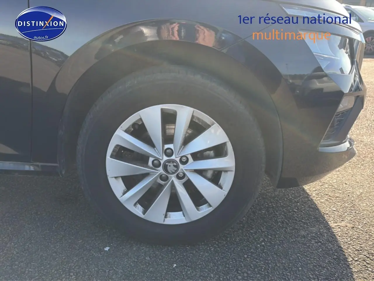 Gros plan sur la roue avant droite et partie du pare-chocs avant d’un Skoda Kamiq noir avec jante alu.