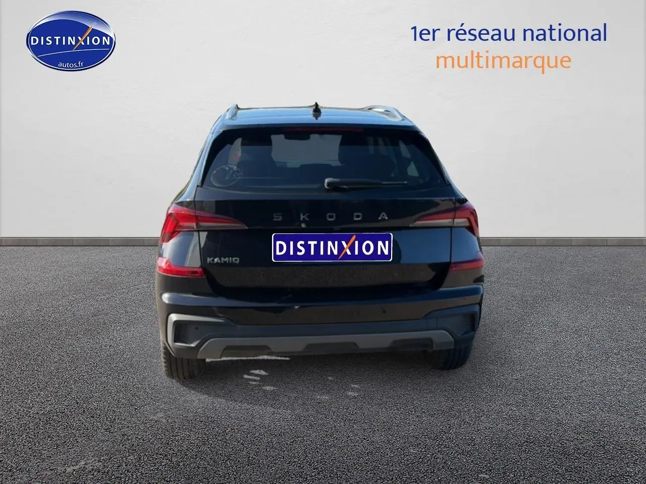 Vue arrière d'un Skoda Kamiq noir 2025 avec feux arrière LED et barres de toit visibles.