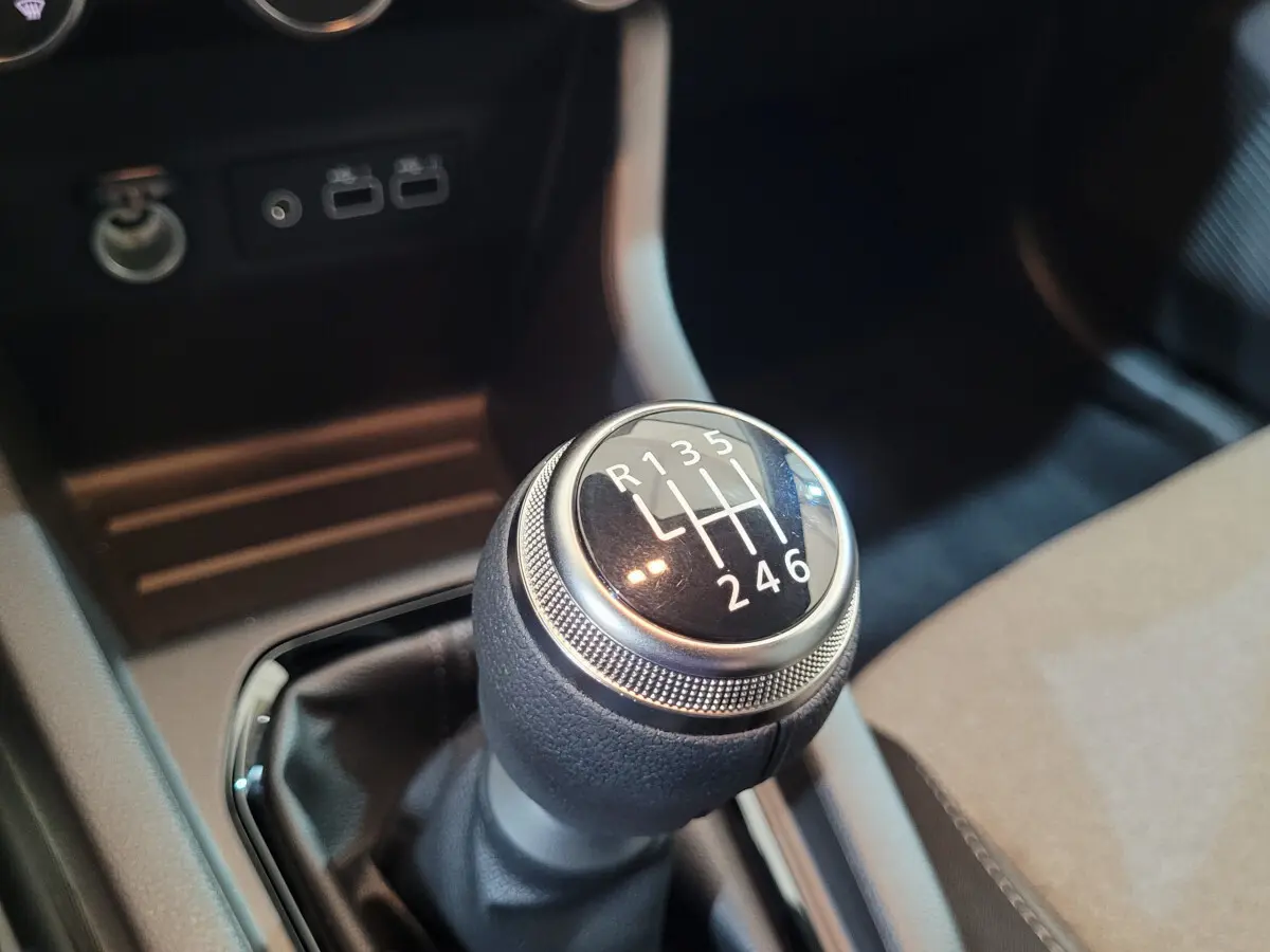 Gros plan sur le levier de vitesses manuel de la Renault Clio Evolution Blue dCi 100, intérieur noir et gris.