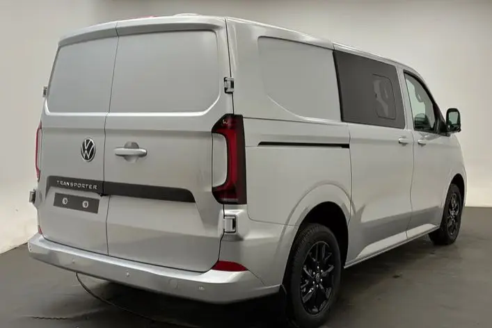 Profil droit d’un Volkswagen Transporter T7 ProCab Business 2026 en graphite dust avec jantes noires et vitres teintées.