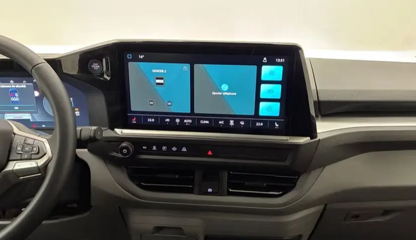 Vue de face du Volkswagen Transporter T7 ProCab Graphite Dust 2026 avec calandre noire et phares LED allumés.