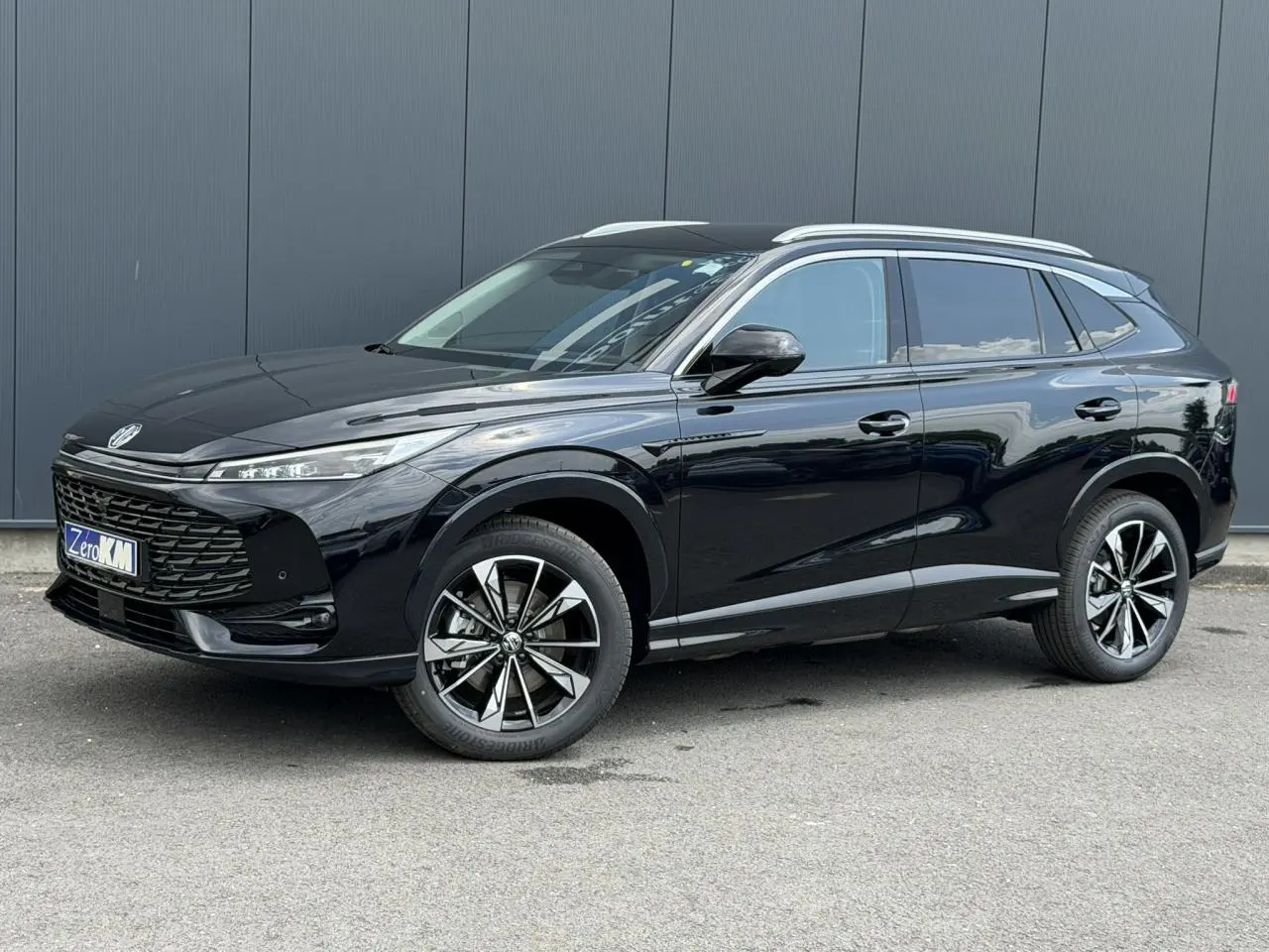 MG Motor EHS 1.5 Hybrid+ 224 Luxury noir métallisé en 3/4 avant droit avec jantes alliage 19 pouces.