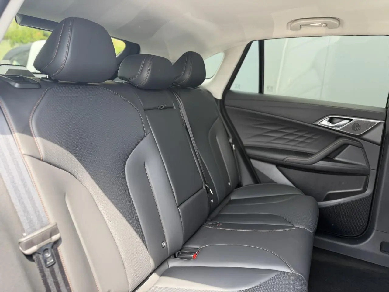 Vue intérieure côté droit des sièges arrière en simili cuir noir avec surpiqûres contrastées du MG Motor EHS 1.5 Hybrid+ 224 Luxury 2026.