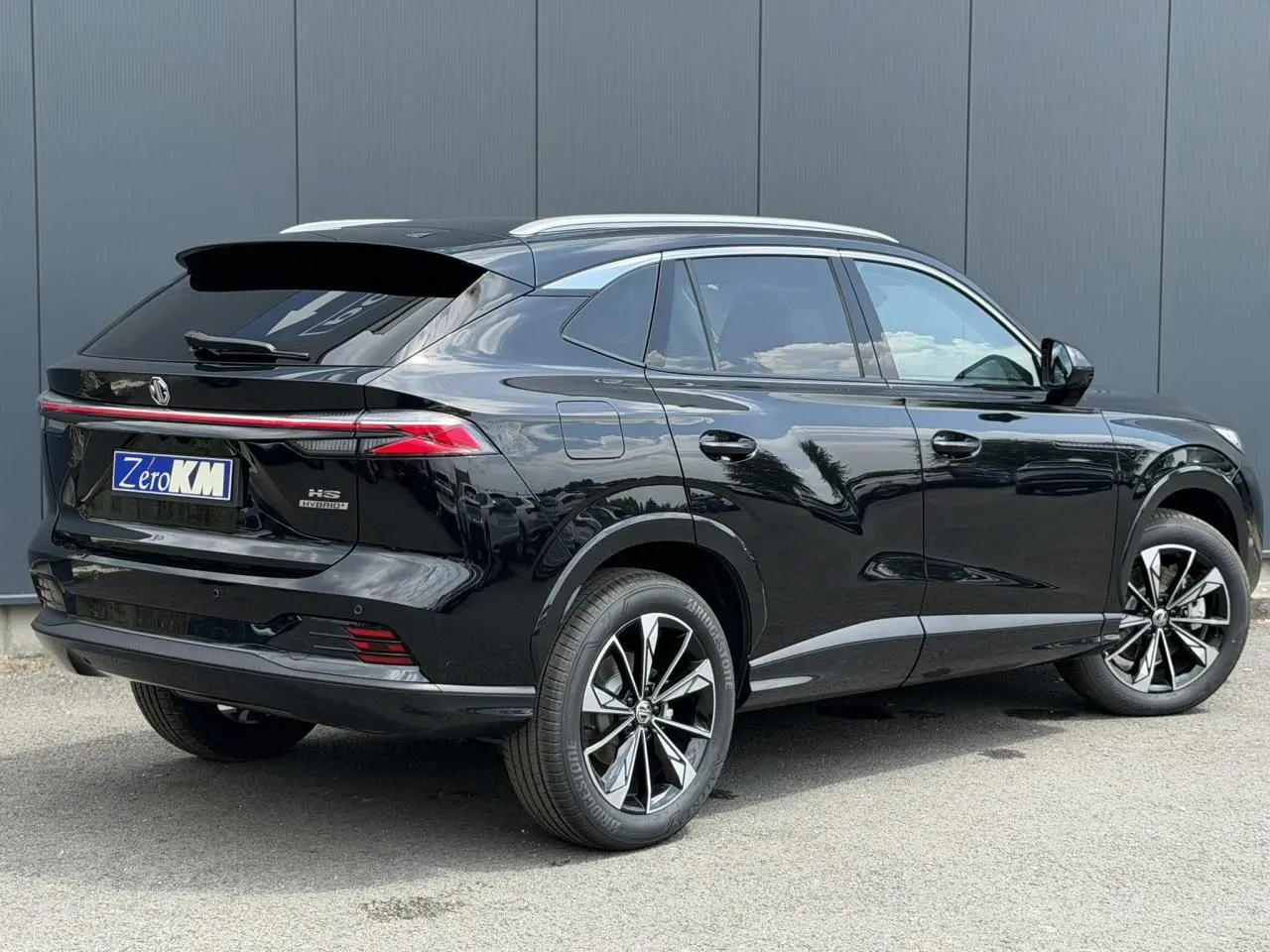 MG Motor EHS 1.5 Hybrid+ 224 Luxury noir, vue 3/4 arrière droit, jantes alliage 19 pouces et toit ouvrant.
