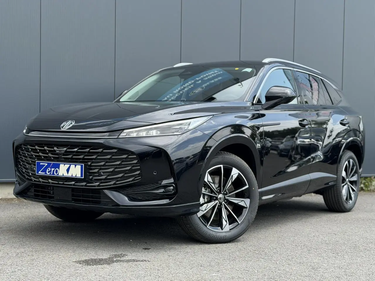 MG Motor EHS 1.5 Hybrid+ 224 Luxury noir métallisé vu en 3/4 avant droit avec jantes alliage 19 pouces.