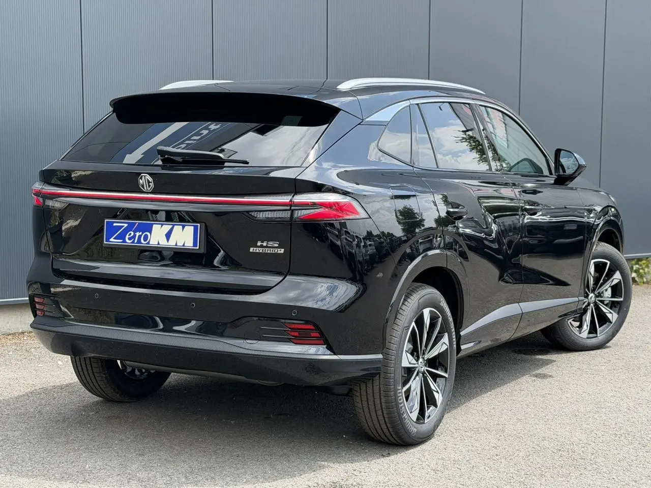 Vue 3/4 arrière droite du MG Motor EHS 1.5 Hybrid+ 224 Luxury noir métallisé avec jantes alliage 19 pouces.