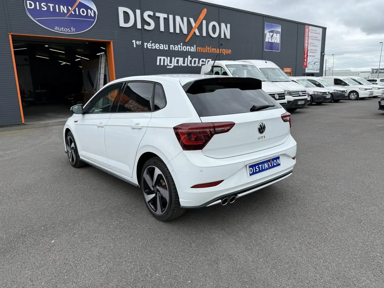 Volkswagen Polo GTI blanc pure vue 3/4 arrière droit avec jantes noires et vitres surteintées.