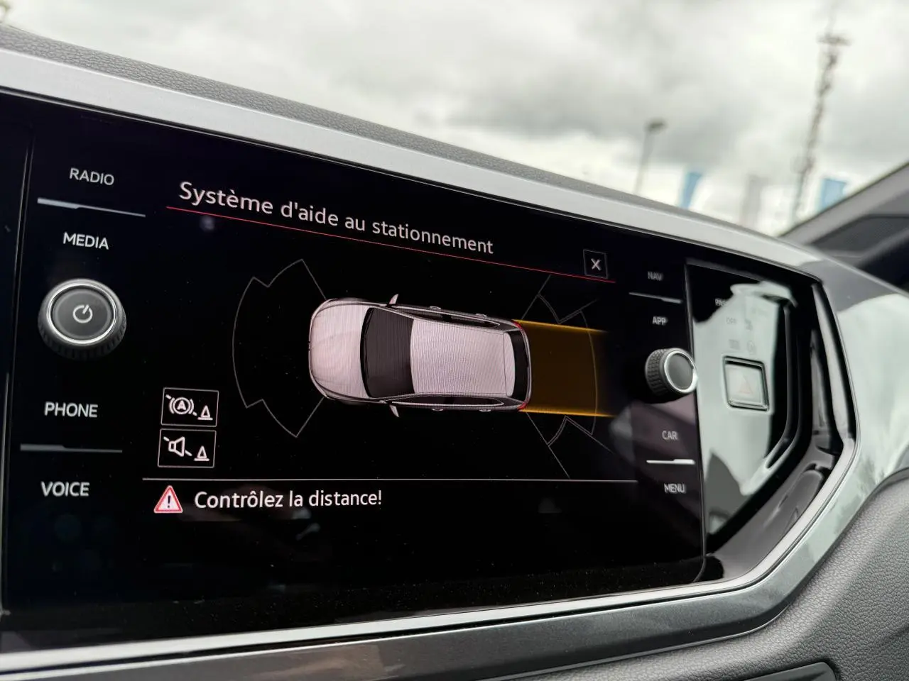 Écran tactile intérieur affichant le système d'aide au stationnement de la Volkswagen Polo GTI 2024.