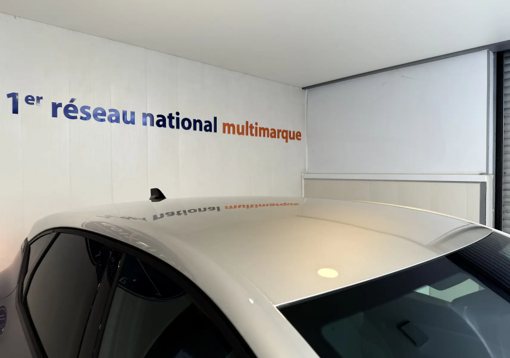 Toit gris clair métallisé du Renault Captur 2025 vu en plongée, avec antenne requin et vitres teintées.