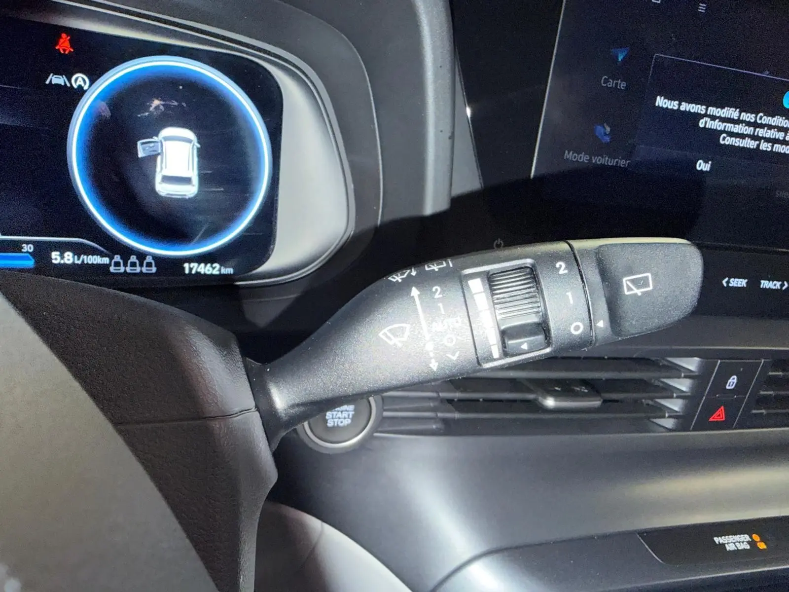 Gros plan sur la commande d'essuie-glace et le tableau de bord numérique du Hyundai Bayon 2025.