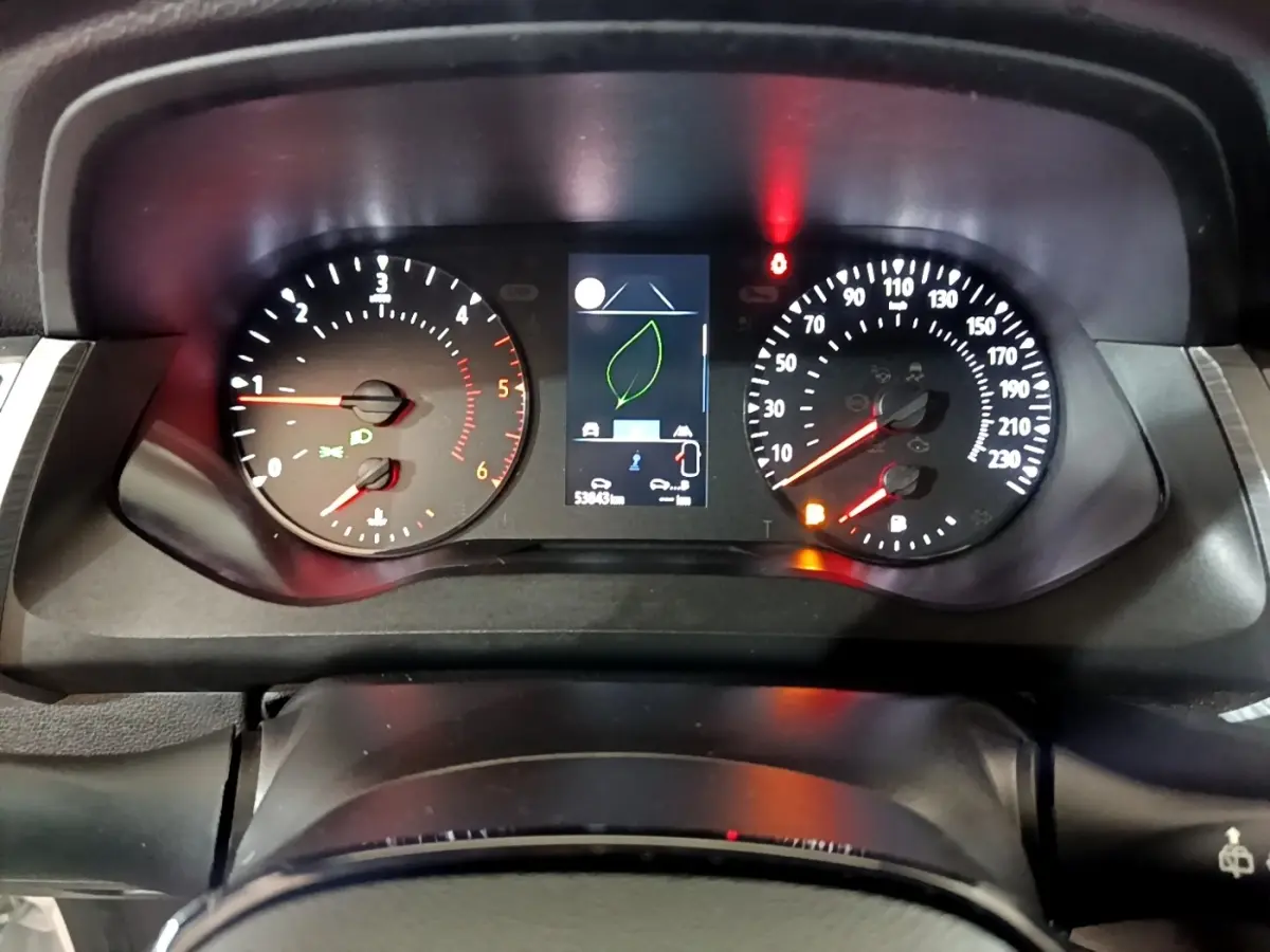 Vue rapprochée du combiné d'instruments du Renault Kangoo 2022, affichage digital et compte-tours visibles.