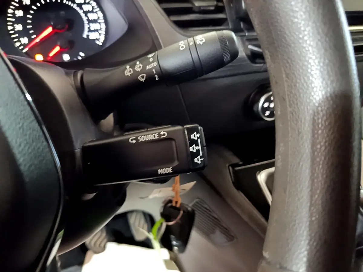 Gros plan sur la commande au volant et le combiné d'instruments du Renault Kangoo blanc, version Equilibre 2022.