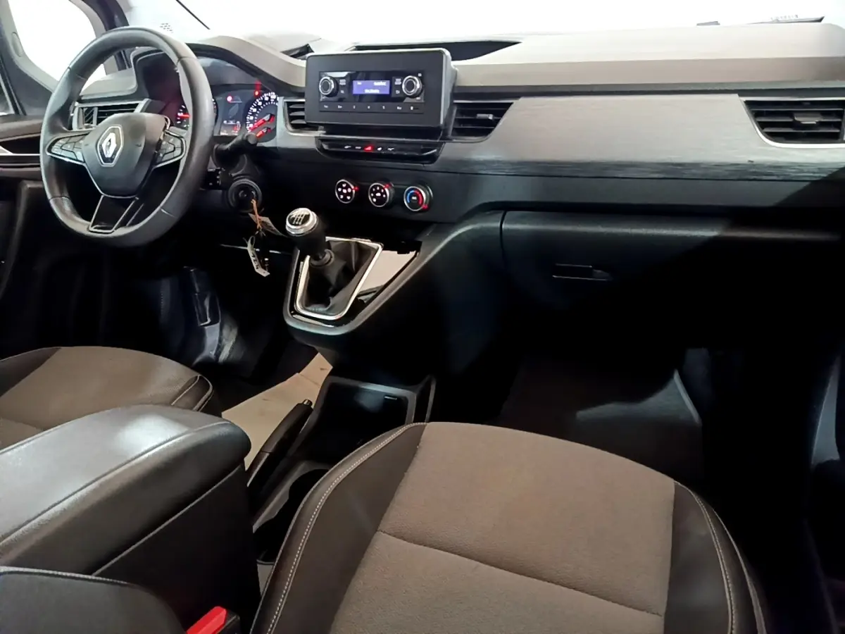 Vue intérieure côté conducteur du tableau de bord noir et gris du Renault Kangoo Equilibre 2022 avec boîte manuelle.