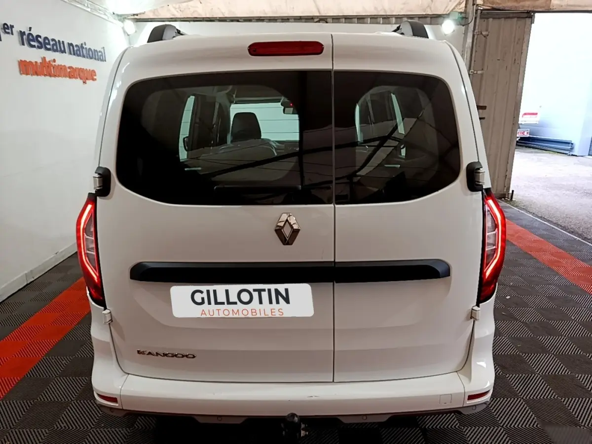 Vue arrière du Renault Kangoo blanc, version Equilibre, avec feux LED allumés dans un garage.