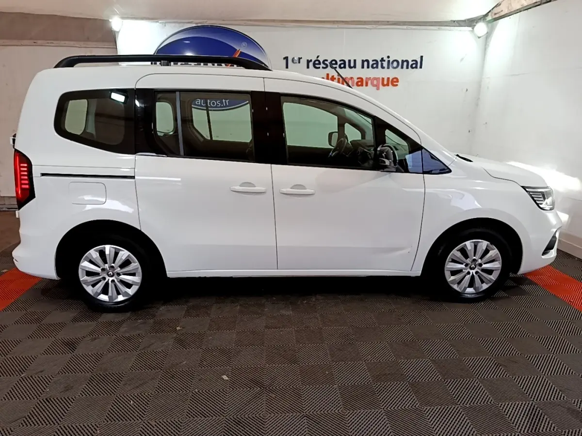 Profil droit d’un Renault Kangoo blanc 2022, version Équilibre, avec vitres arrière teintées et jantes alliage.