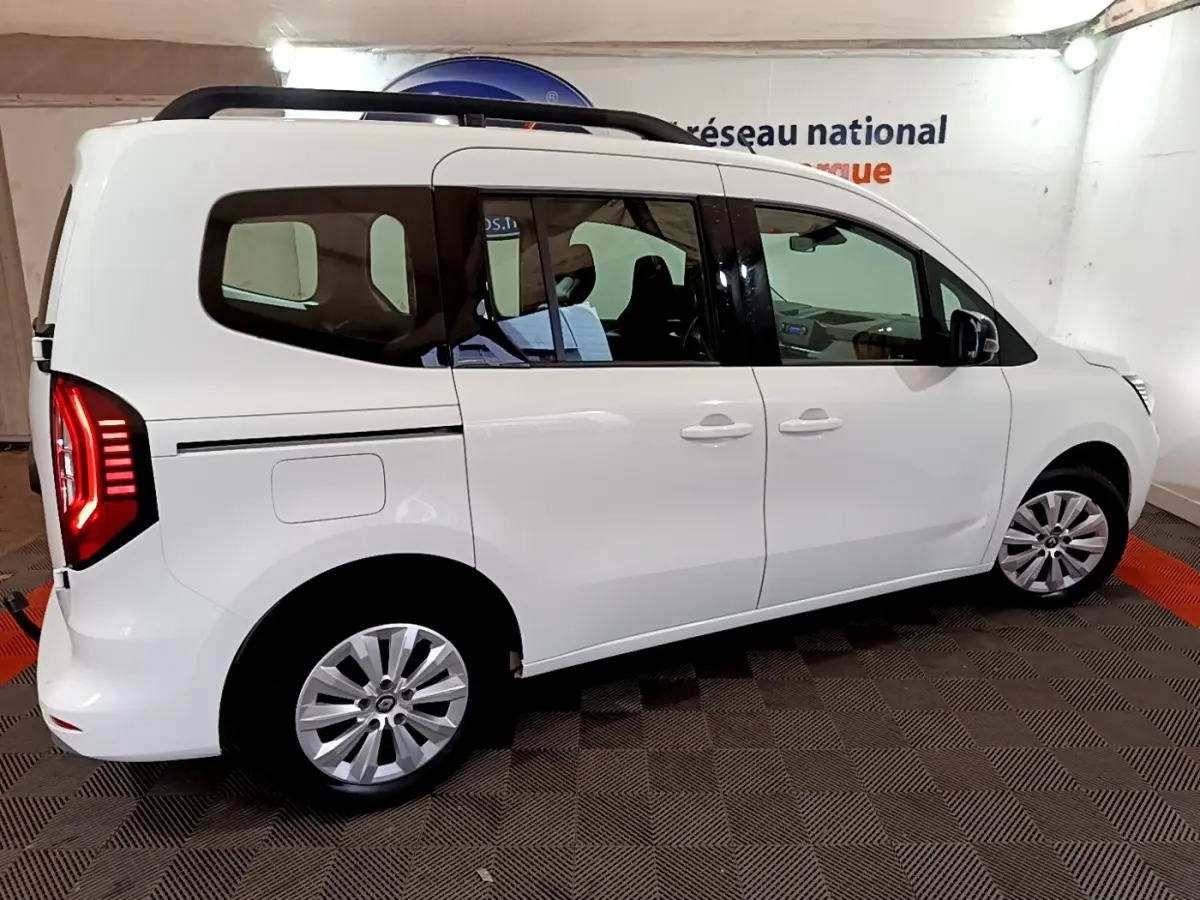 Vue de profil côté droit d’un Renault Kangoo blanc 2022 avec feux arrière LED et jantes alliage.