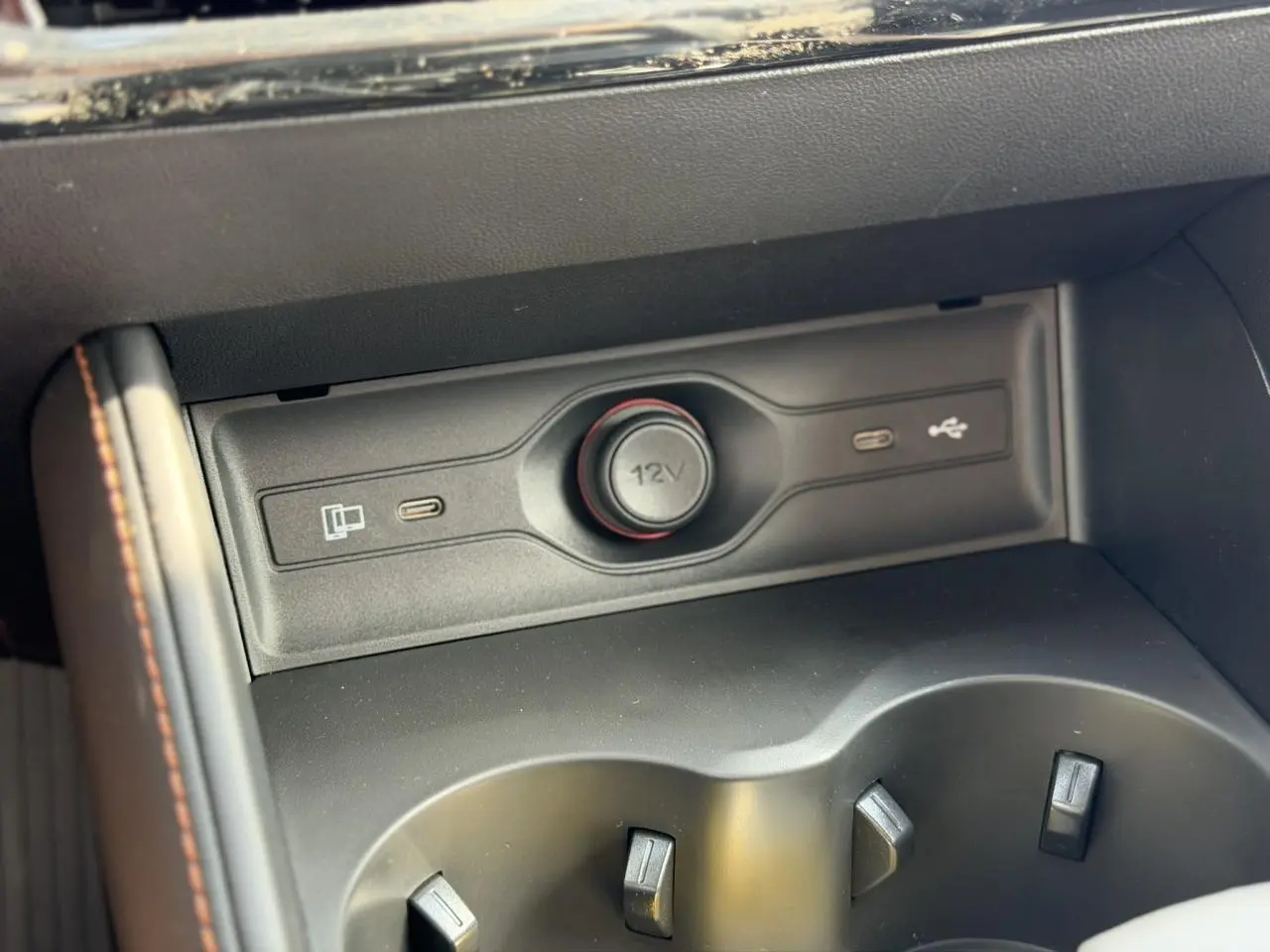 Gros plan sur la console centrale noire du MG Motor EHS 1.5 Hybrid+ 224 Luxury avec prises USB-C et prise 12V.
