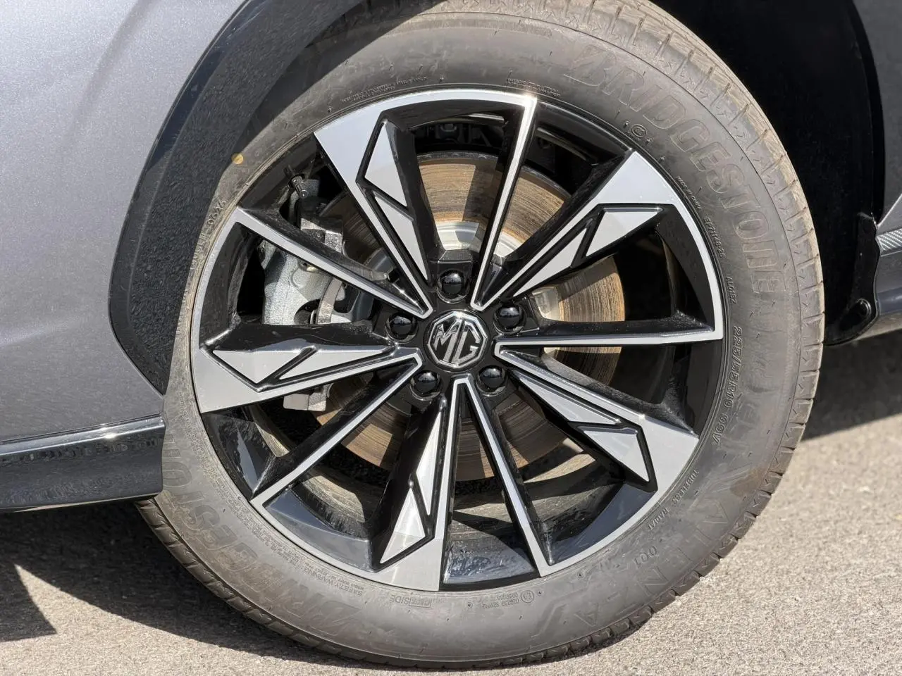 Gros plan sur la jante alliage 19'' noire et argentée du MG MOTOR EHS gris, côté droit avant.