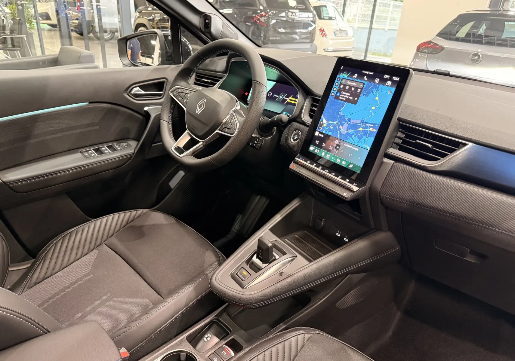 Intérieur avant droit du Renault Symbioz E-Tech 2026, avec écran tactile vertical et sellerie noire élégante.