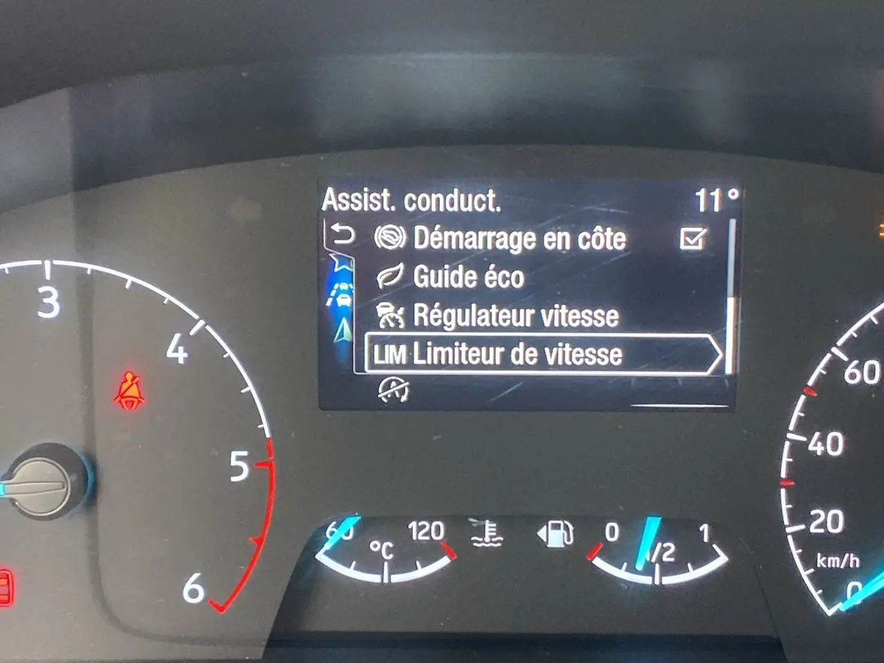 Affichage du tableau de bord du Ford Tourneo Custom 2020 montrant les aides à la conduite et les jauges de température et carburant.