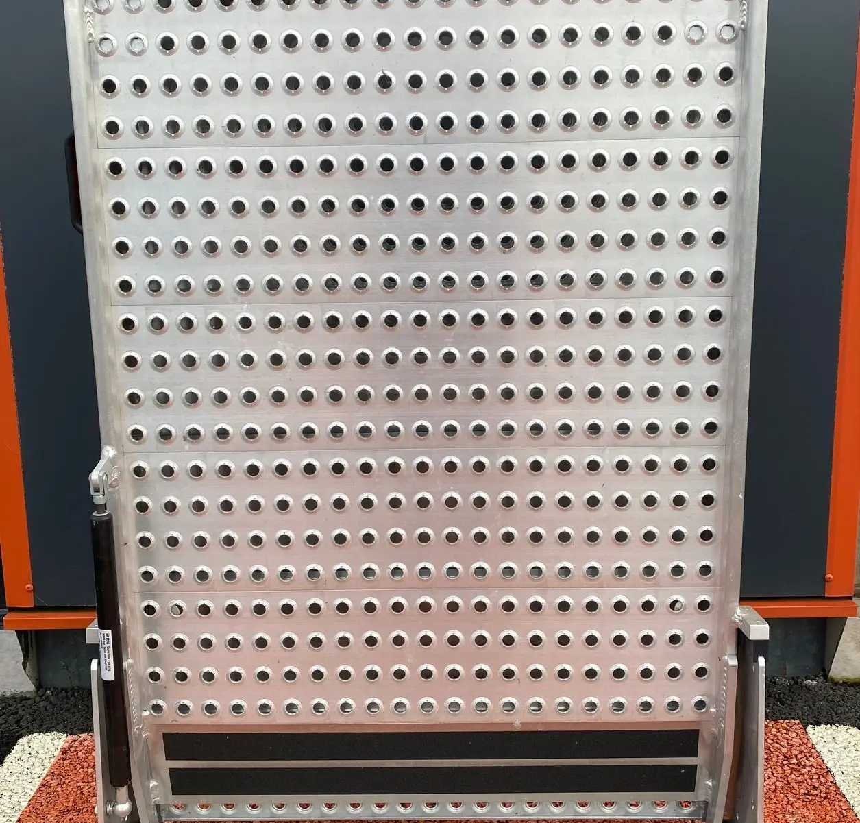 Rampe d'accès PMR démontable en métal perforé, conçue pour le Ford Tourneo Custom gris Magnetic 2020.