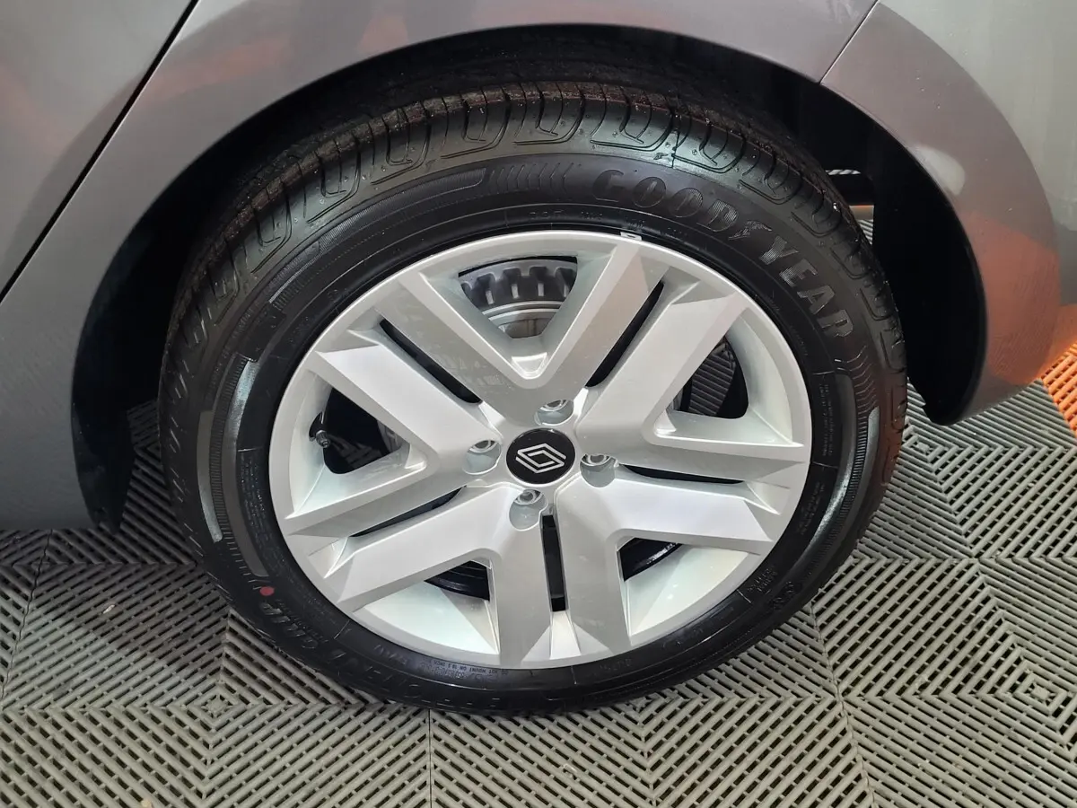 Gros plan sur la roue arrière droite de la Renault Clio gris foncé, avec jante argentée et pneu Goodyear.