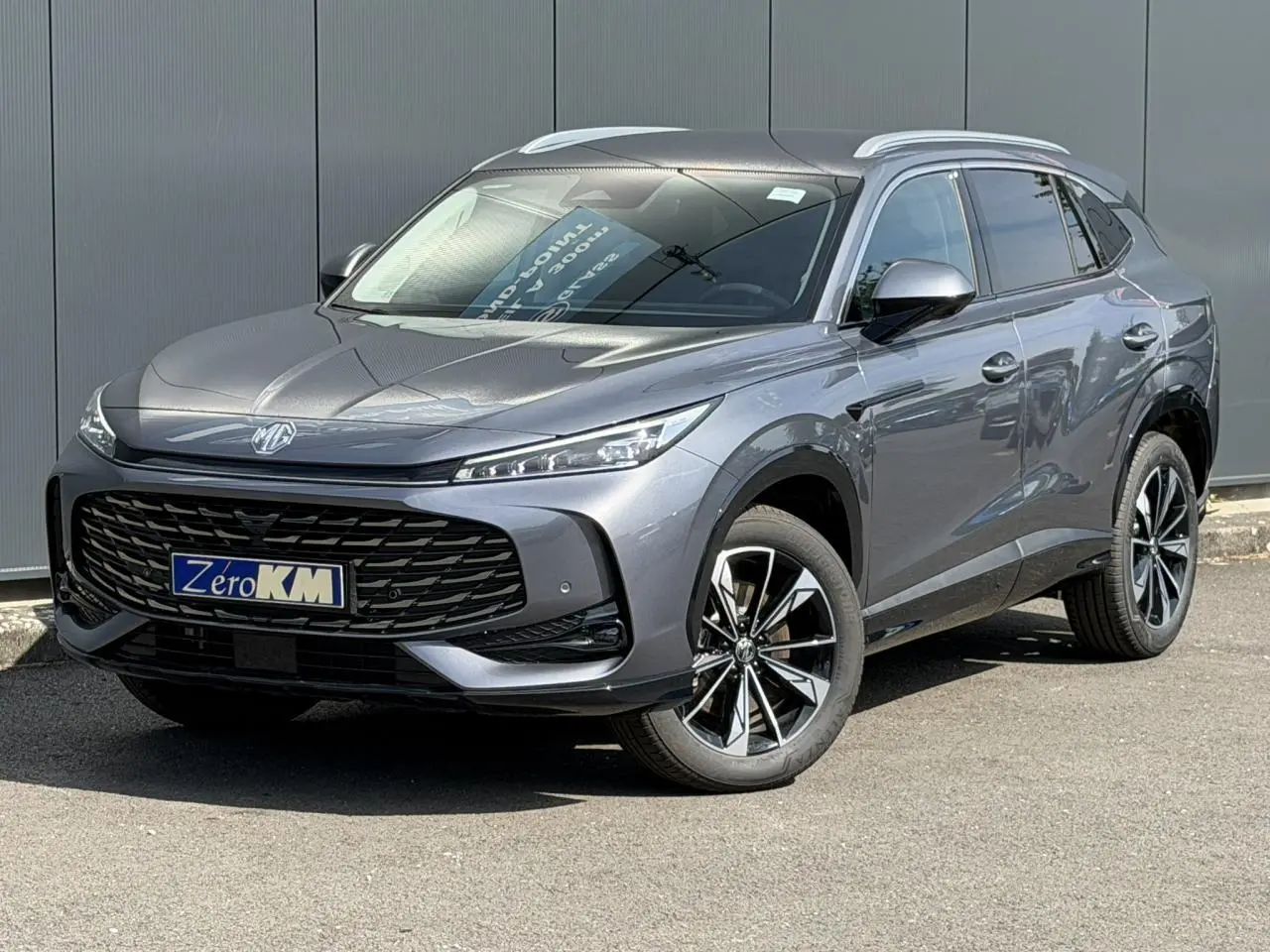 Vue 3/4 avant droite du MG Motor EHS 1.5 Hybrid+ 224 Luxury gris métallisé avec jantes alliage 19 pouces.