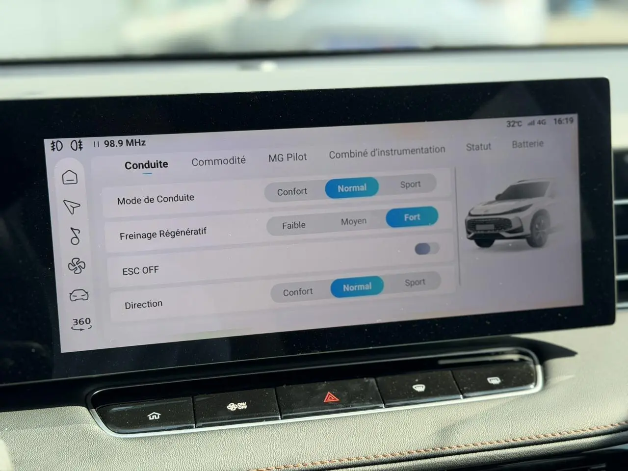 Écran tactile intérieur du MG Motor EHS 1.5 Hybrid+ 224 Luxury affichant les réglages de conduite.