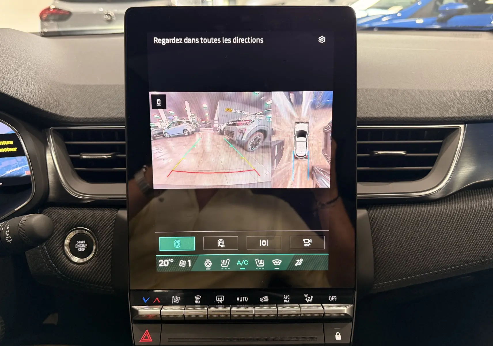 Vue intérieure du tableau de bord du Renault SYMBIOZ gris Rafale, écran tactile affichant la caméra de recul et vue à 360° du véhicule.