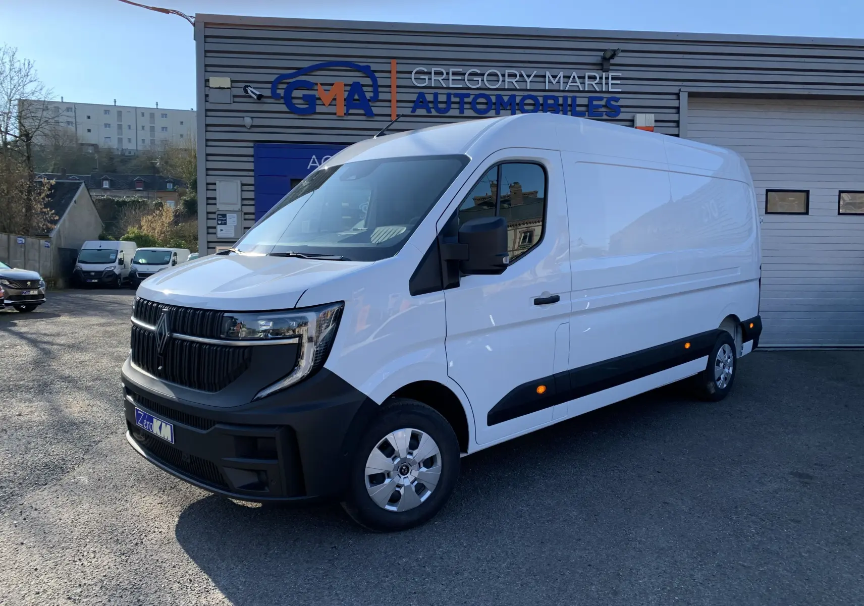 Renault Master blanc minéral vu en 3/4 avant droit devant un garage Gregory Marie Automobiles.