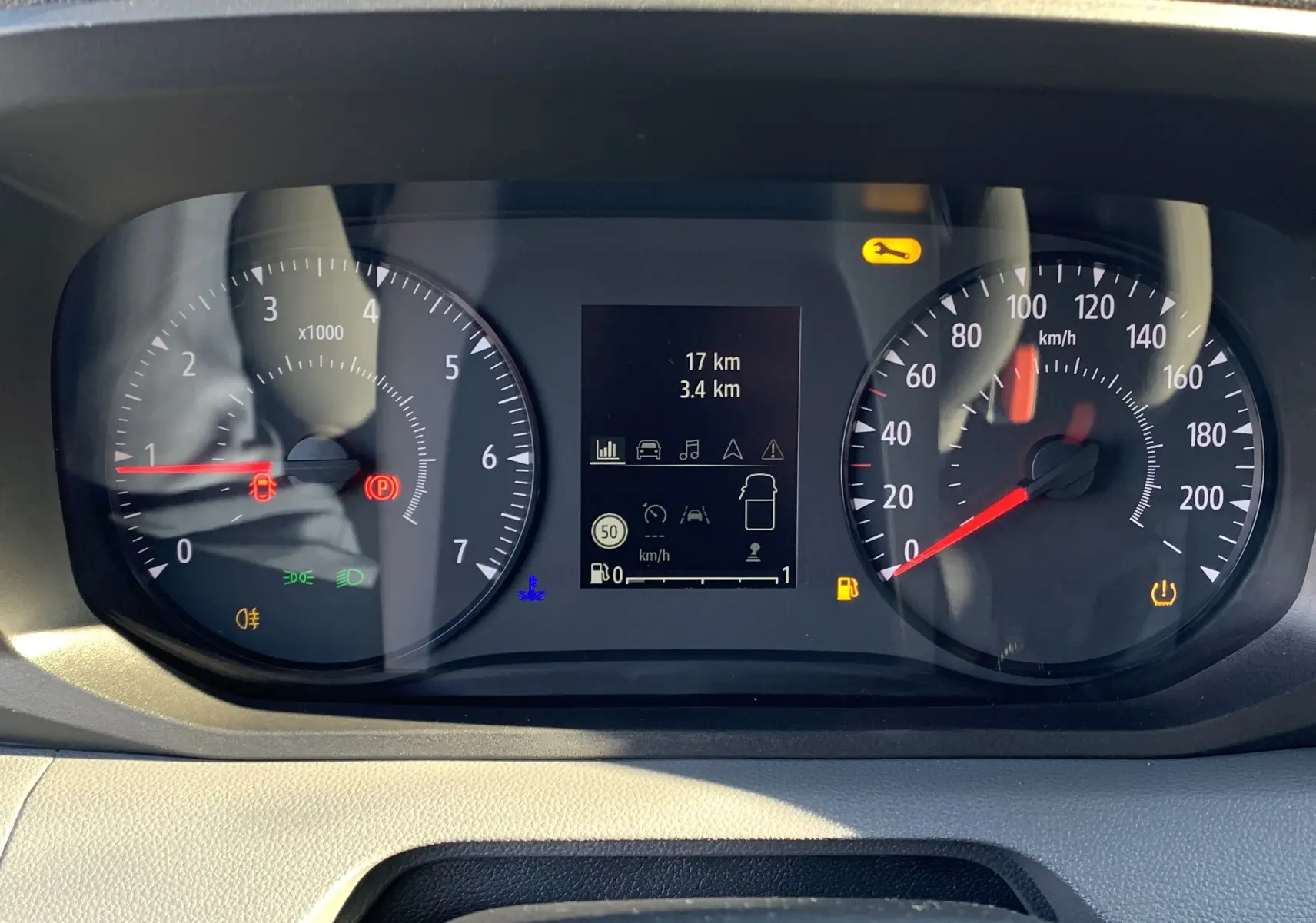 Tableau de bord du Renault Master 2025 avec compte-tours et compteur de vitesse numériques allumés.