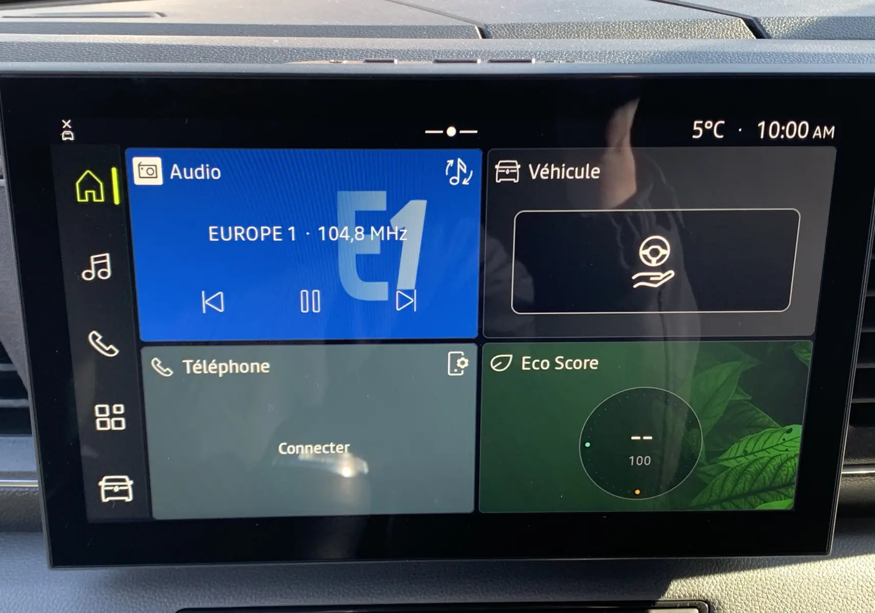 Écran tactile central du tableau de bord du Renault Master 2025 affichant radio, téléphone, véhicule et score écologique.