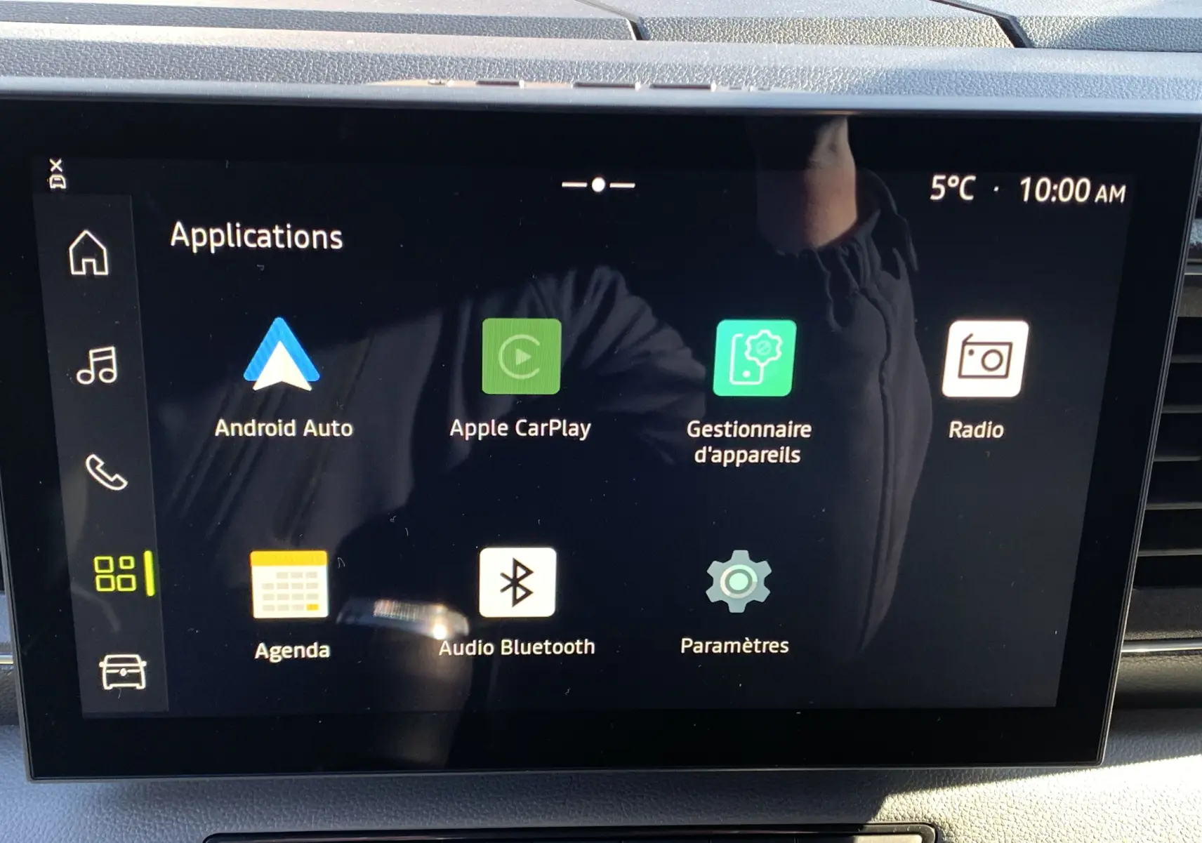 Écran tactile central du Renault Master 2025 affichant les applications Android Auto, Apple CarPlay et radio.