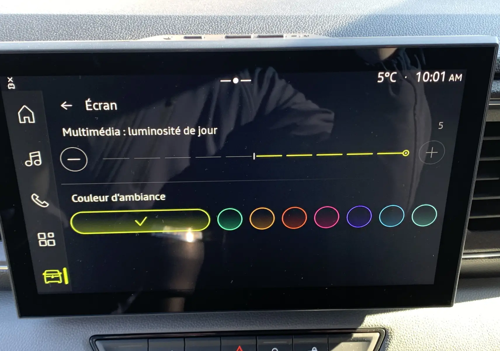 Écran tactile du système multimédia du Renault Master 2025 affichant les réglages de luminosité et couleur d'ambiance intérieure.
