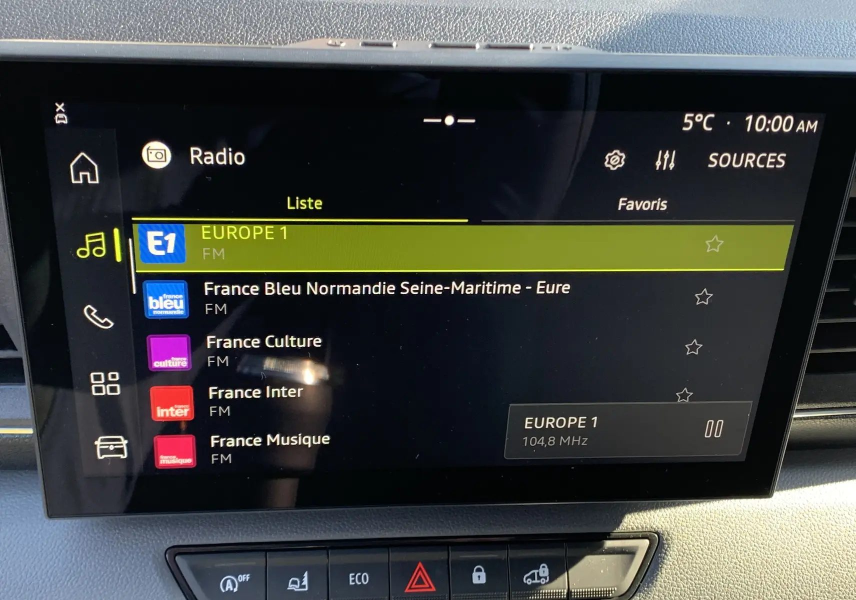 Écran tactile multimédia du Renault Master 2025 affichant la liste des stations radio FM, intérieur clair.