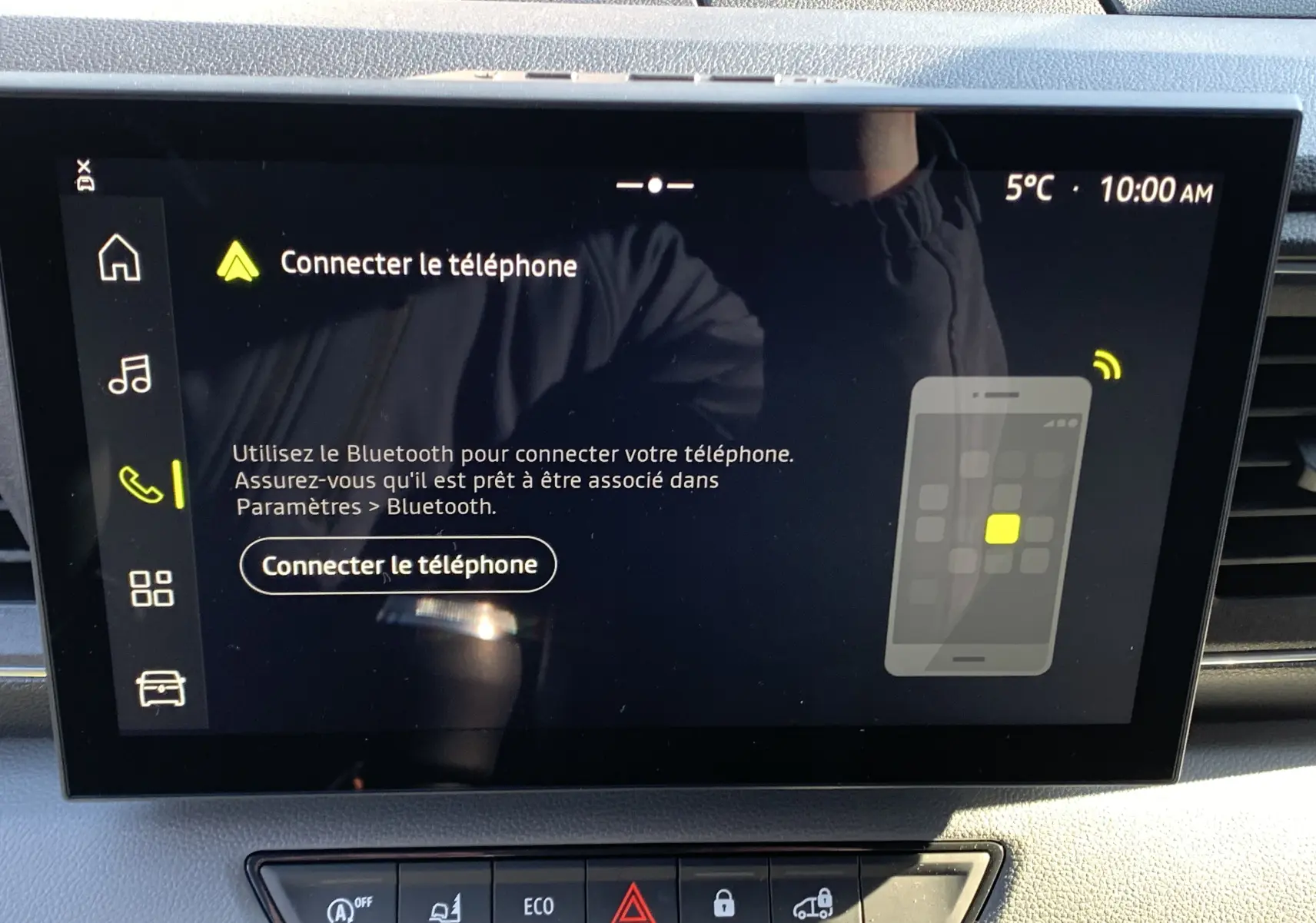 Écran tactile central du Renault Master blanc mine 2025 affichant la connexion Bluetooth au téléphone à 10h, vue intérieure frontale.