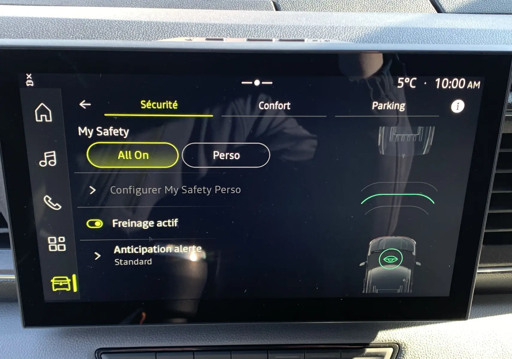Écran tactile du système de sécurité du Renault Master 2025 affichant les options d'assistance à la conduite.
