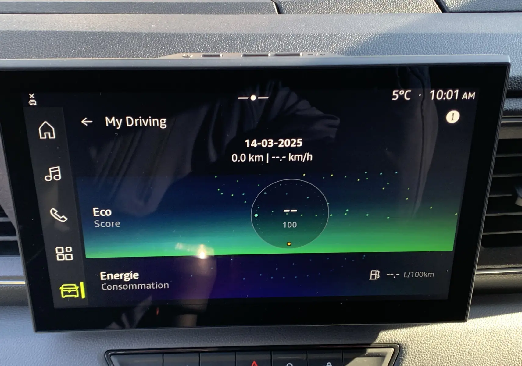 Écran tactile du tableau de bord du Renault Master 2025 affichant score Eco et consommation d'énergie.