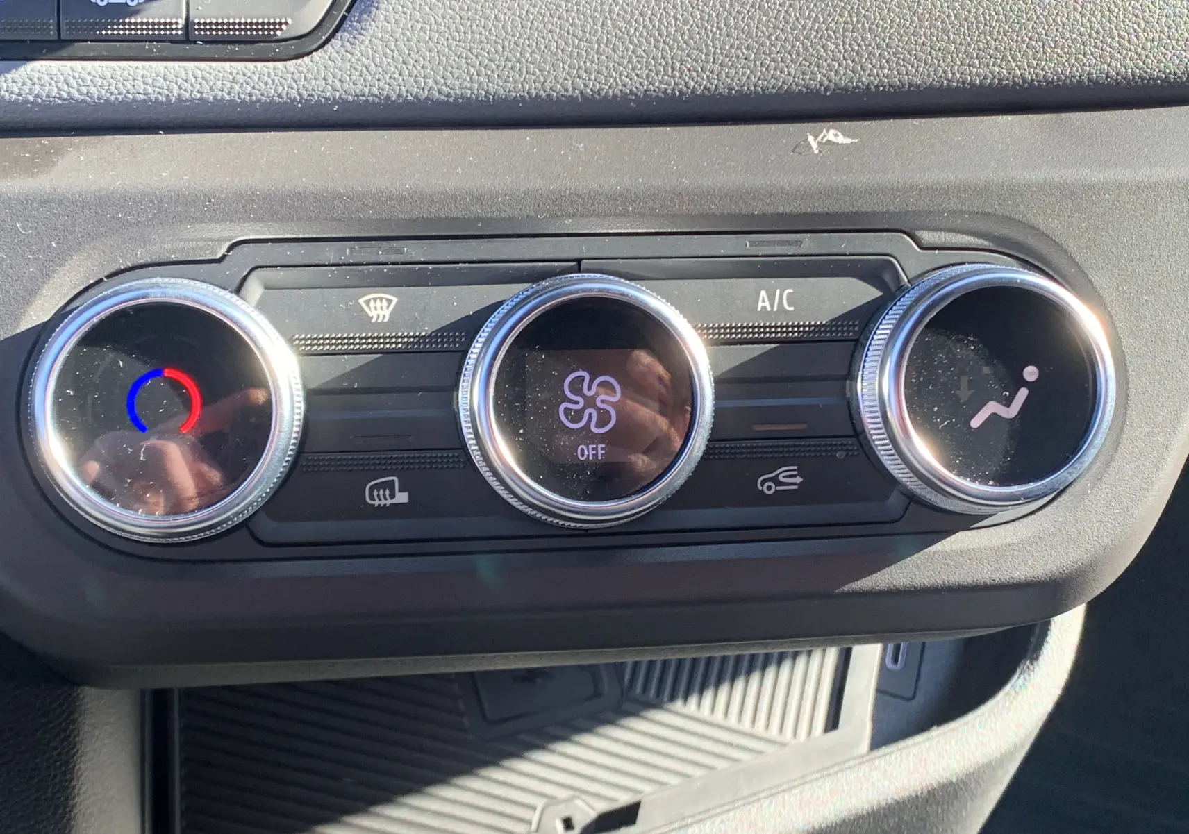 Gros plan sur les commandes de climatisation du Renault Master 2025 blanc, avec réglages circulaires et affichage digital central.